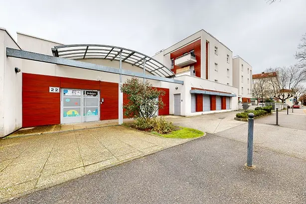 Façade et entrée de la crèche Babilou Saint-Priest Les Lionceaux