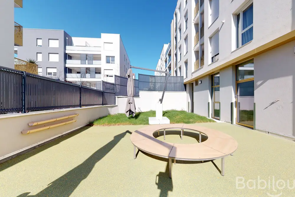 Terrasse extérieure de la crèche Babilou Vénissieux Préssensé