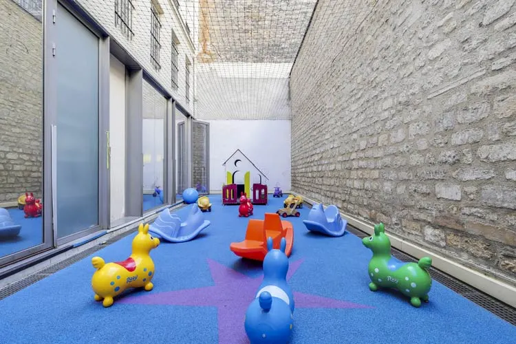Cour extérieure de la crèche Paris 3 Haudriettes à Paris