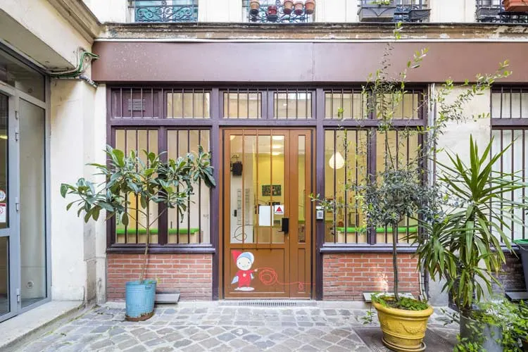 Façade et entrée de la crèche Paris 3 Haudriettes, rue des Haudriettes