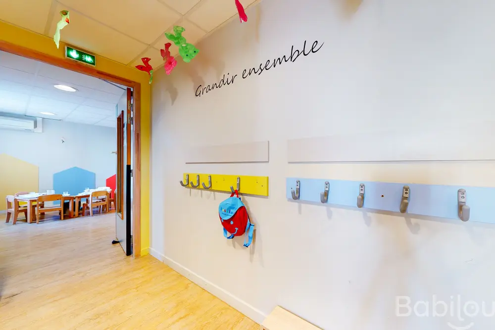 Couloir d'accueil avec portemanteaux pour les enfants