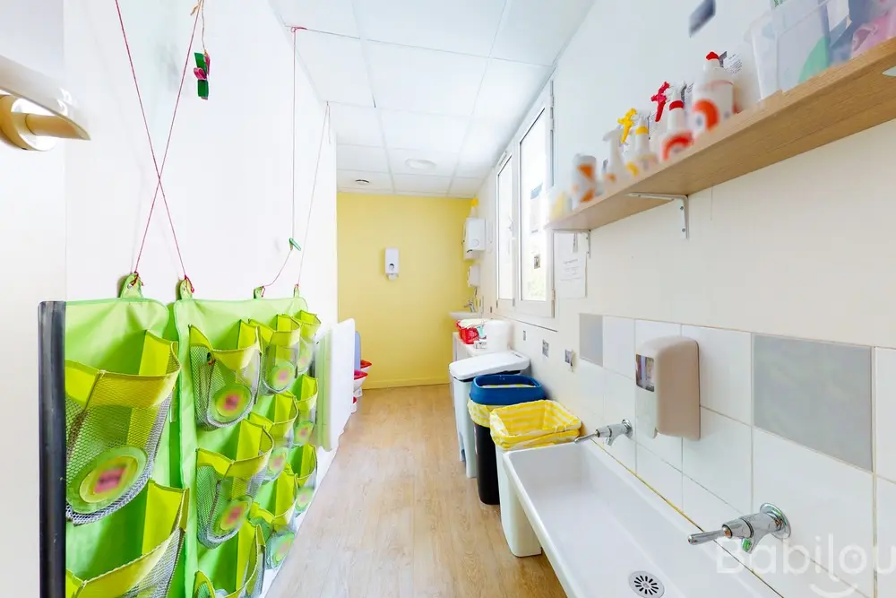 Espace sanitaires et point d'eau de la crèche