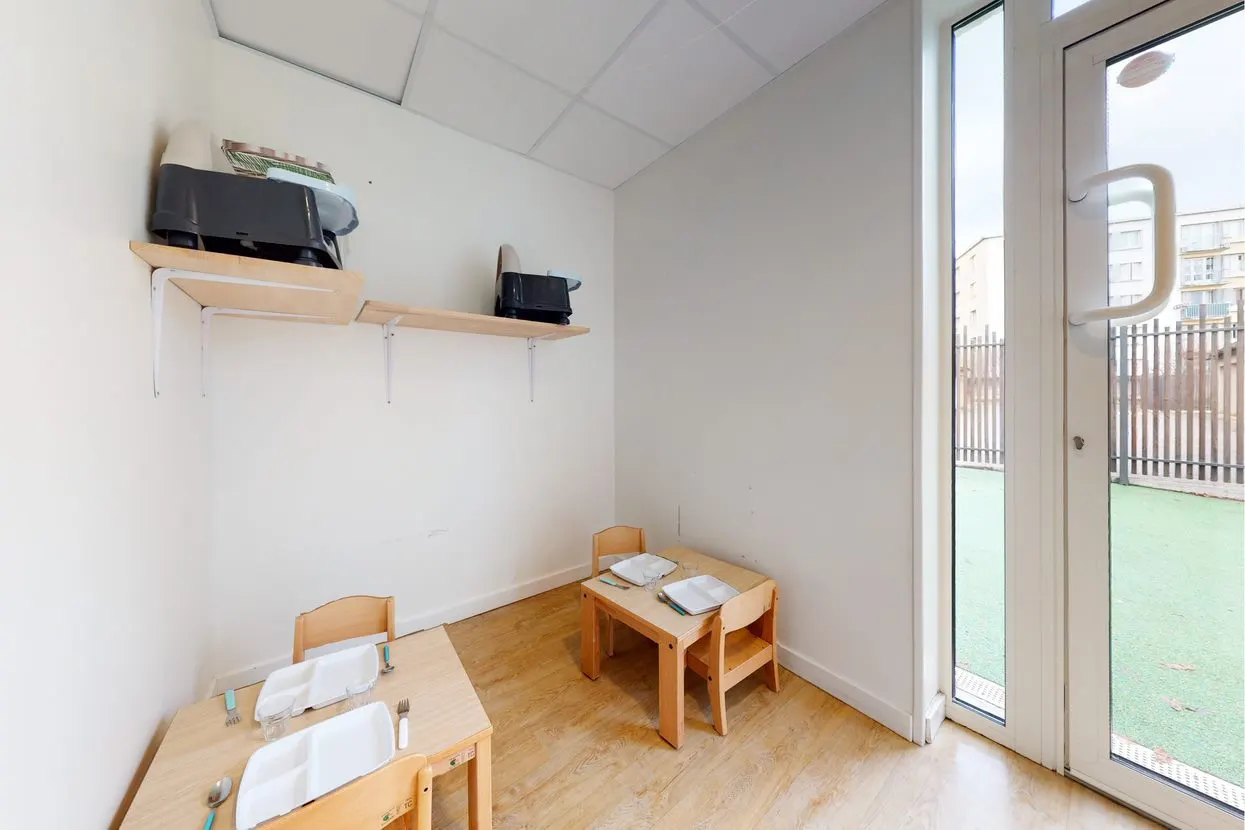 Salle de repas donnant sur le jardin extérieur, crèche Babilou Pic et Colegram