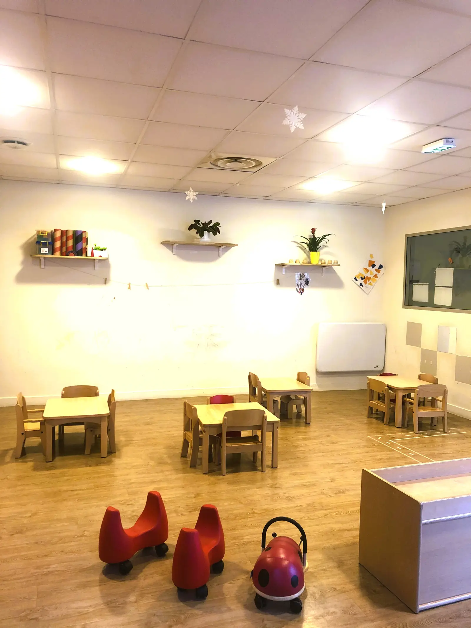 Coin calme et étagères de jeux de la crèche