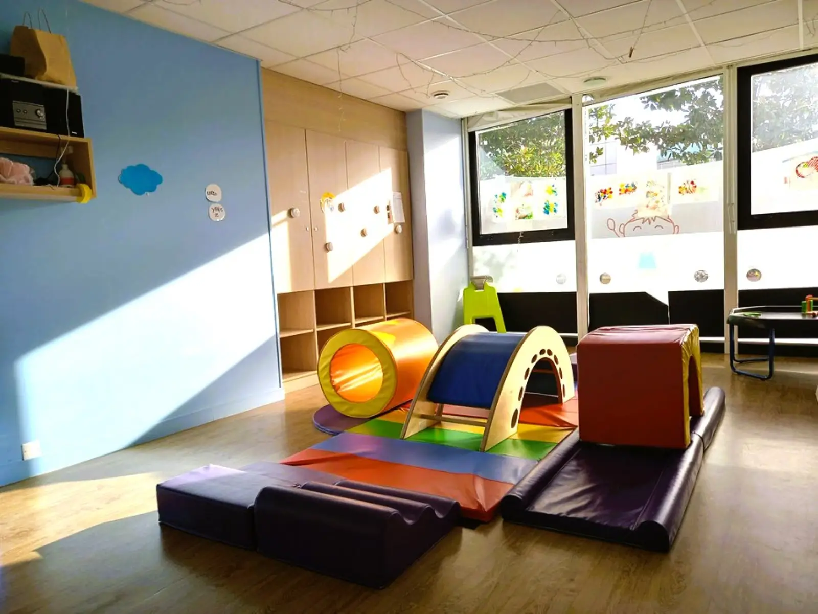 Espace de jeux lumineux avec structures de motricité de la crèche Babilou Grenoble Schuman