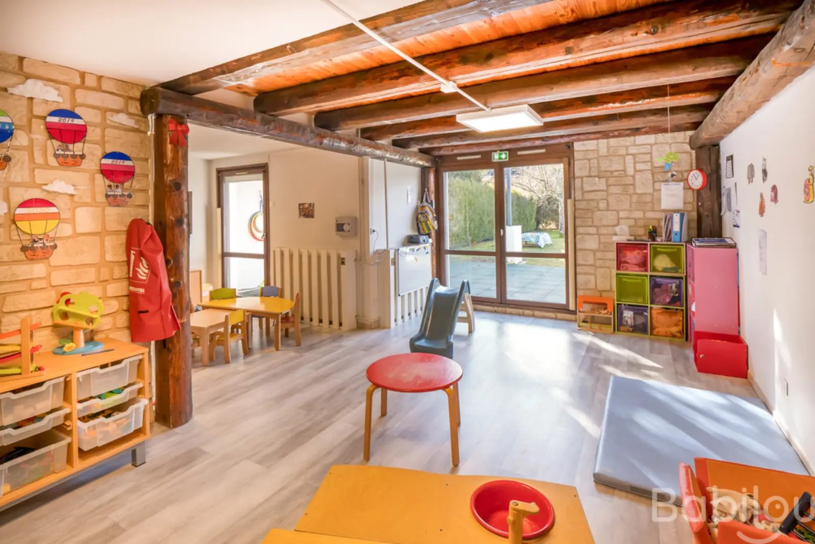 Coin de jeux avec vue sur le jardin, micro-crèche Babilou Bonneville