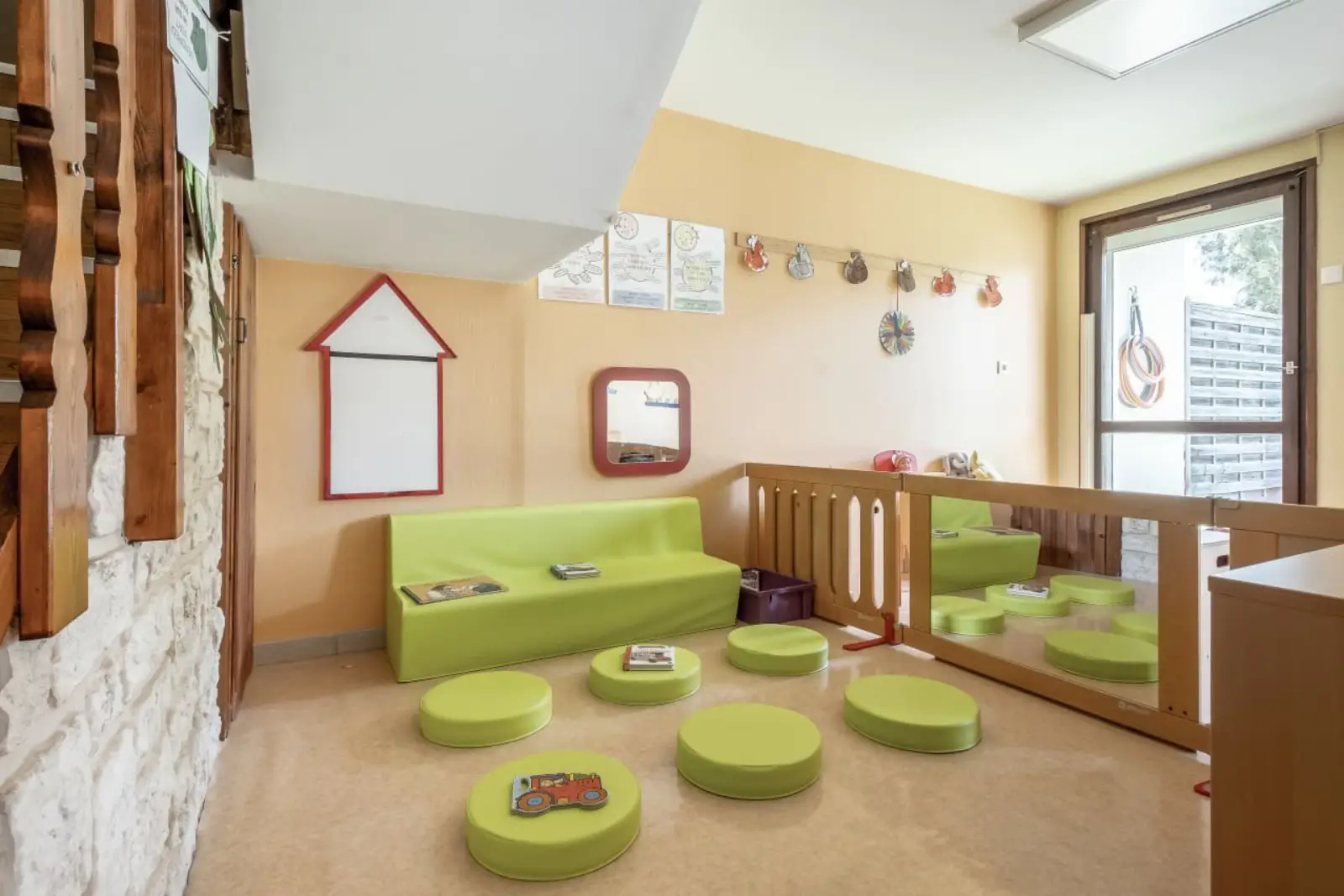 Salle de jeux avec coin lecture, micro-crèche Babilou Bonneville