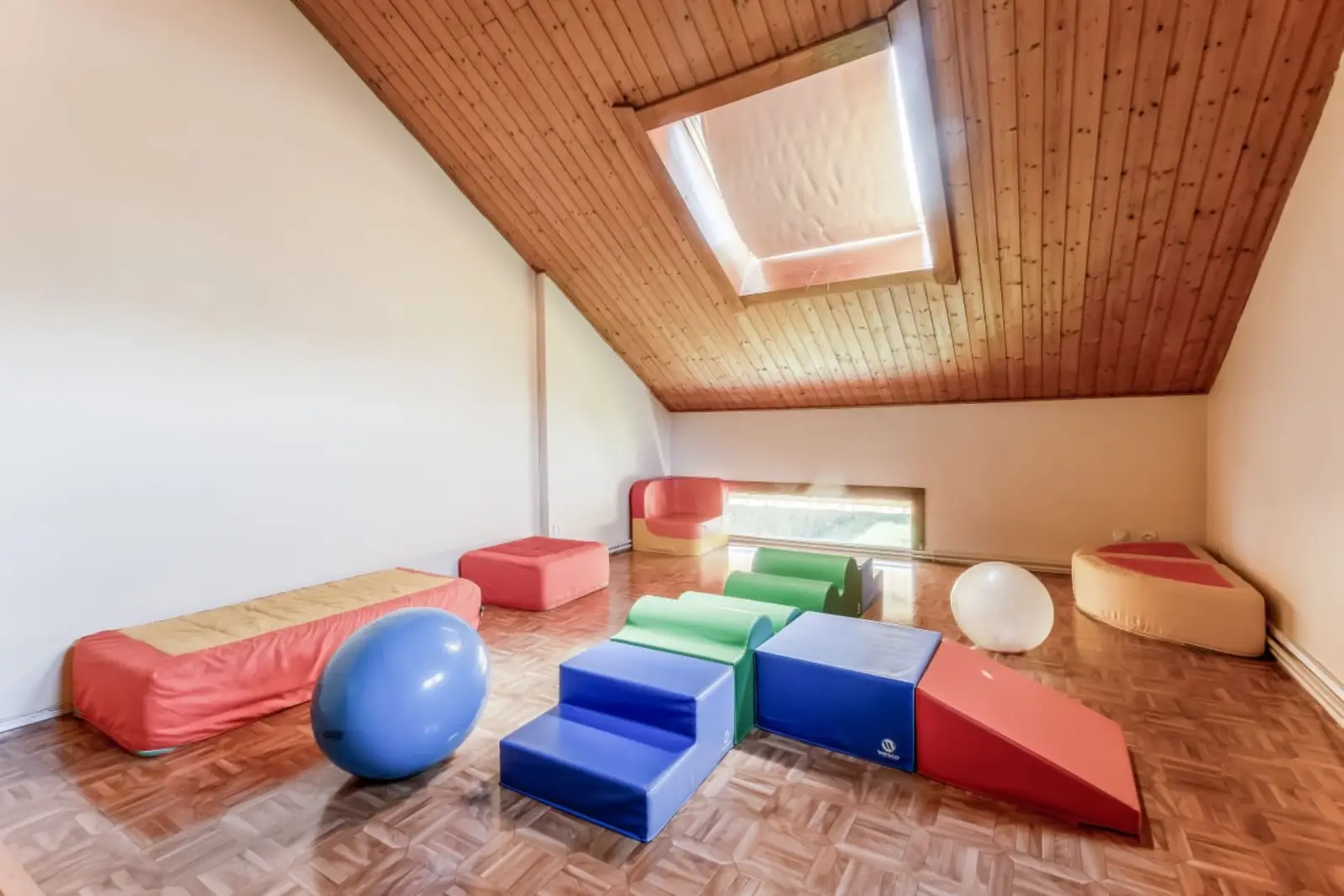 Salle de motricité sous les combles, micro-crèche Babilou Bonneville