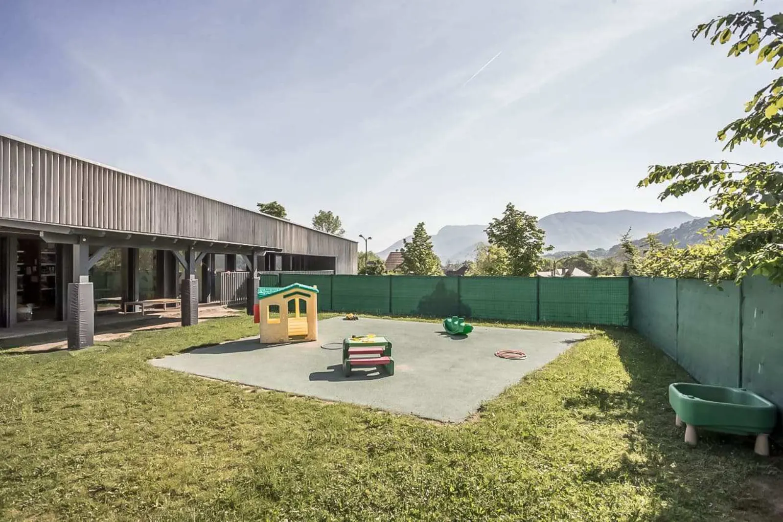 Jardin extérieur avec vue sur les montagnes, crèche Babilou Seynod Montaigne