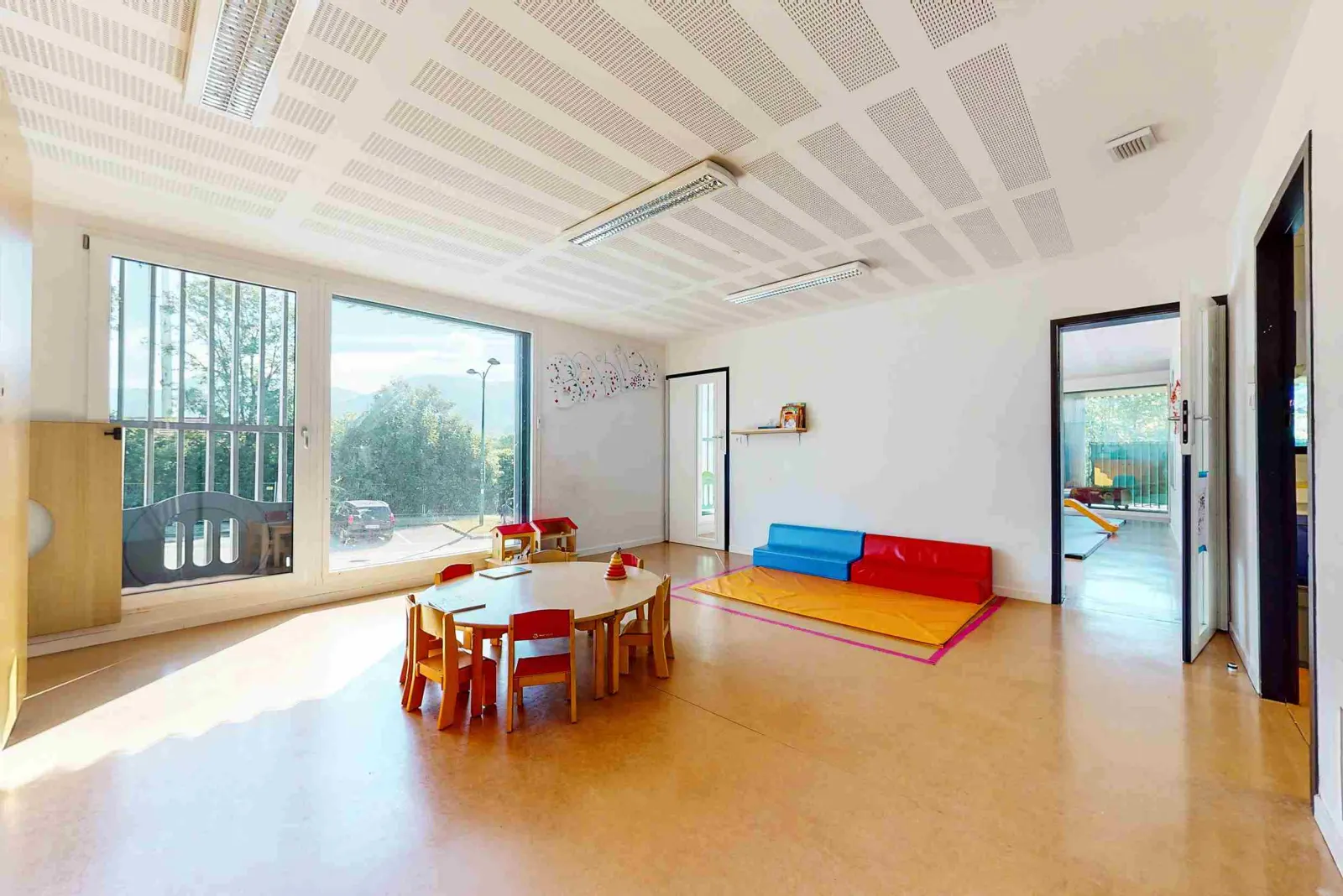 Salle de vie avec vue sur les montagnes, crèche Babilou Seynod Montaigne
