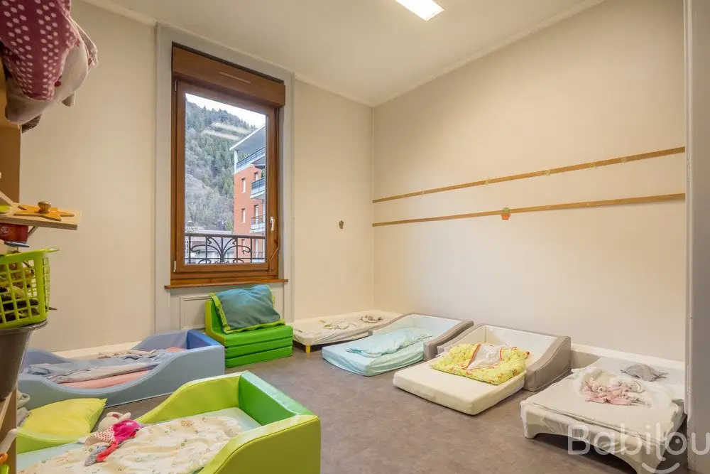 Dortoir avec vue sur les montagnes, micro-crèche Babilou Marignier