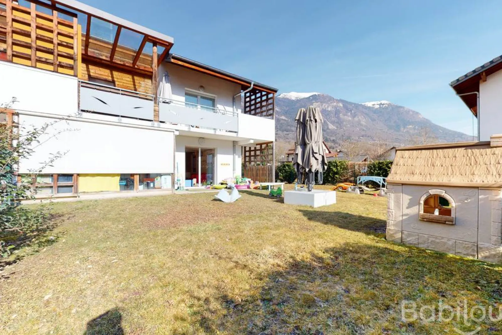 Façade et jardin avec vue sur les montagnes, micro-crèche Babilou Ayze Bonneville