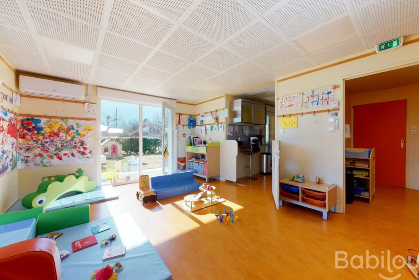 Salle de vie et coin cuisine, micro-crèche Babilou Ayze Bonneville