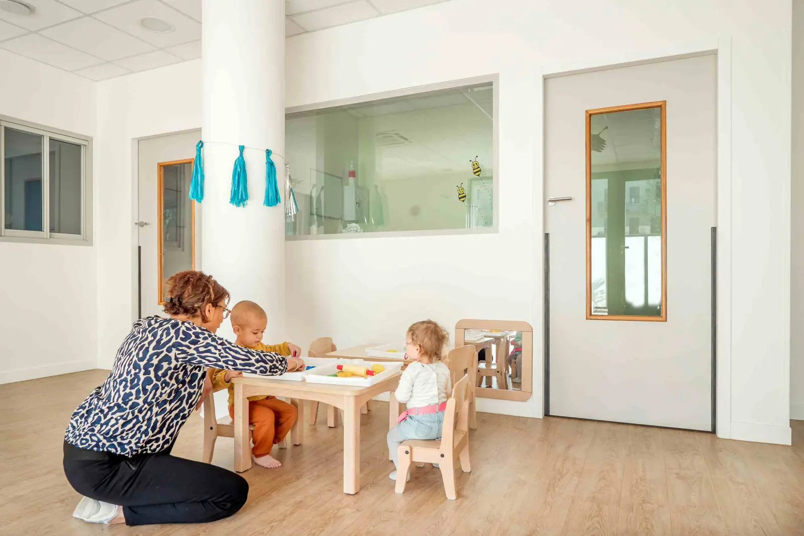 Atelier à table encadré par une professionnelle, crèche Babilou Cluses Chautemps
