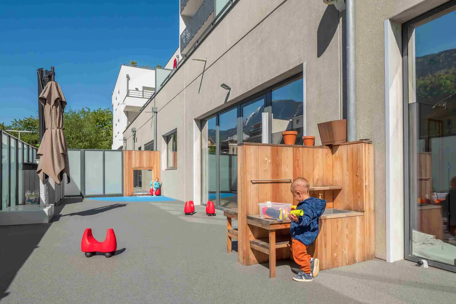 Coin cuisine en bois sur la terrasse, crèche Babilou Cluses Chautemps