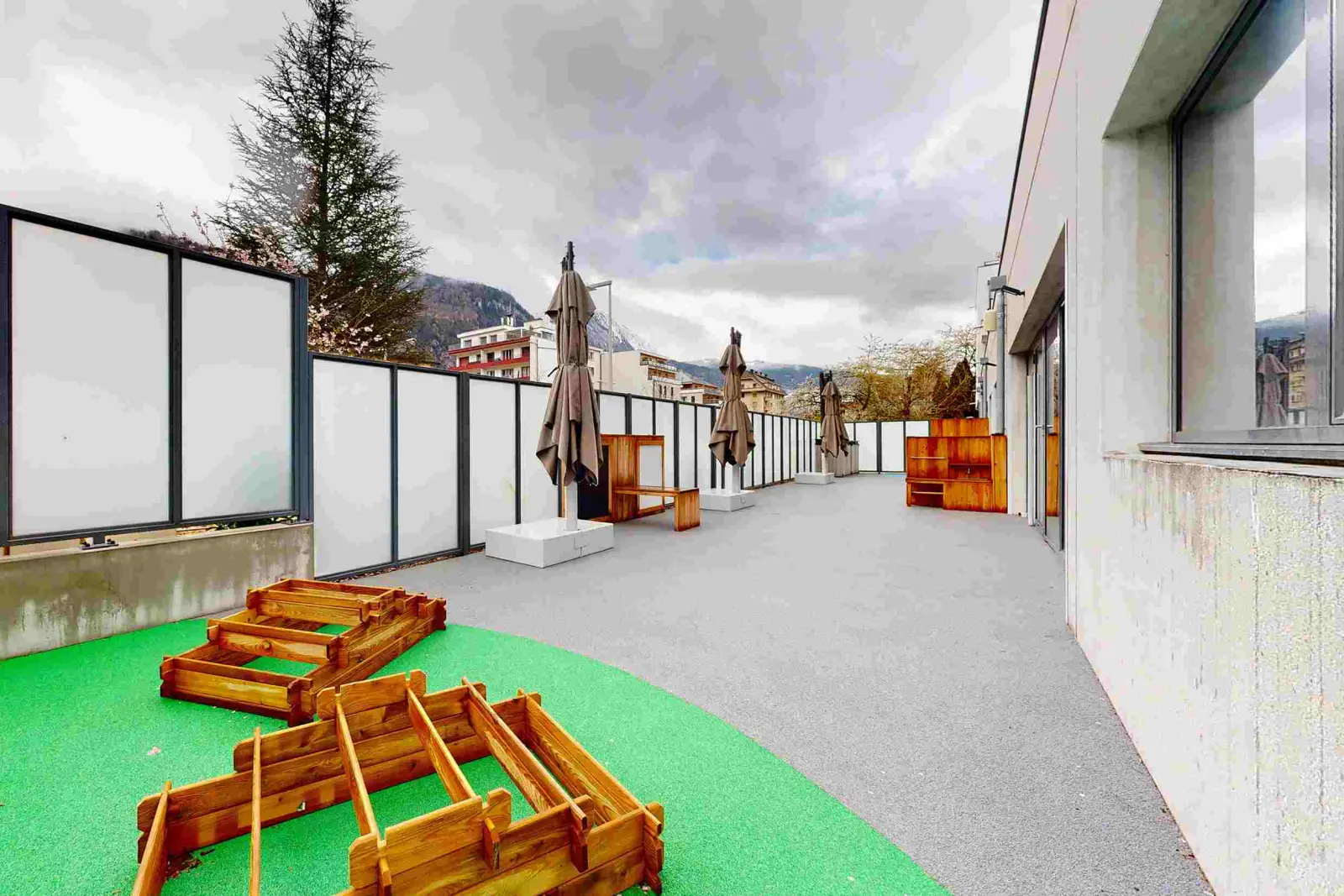 Terrasse extérieure avec bacs en bois, crèche Babilou Cluses Chautemps