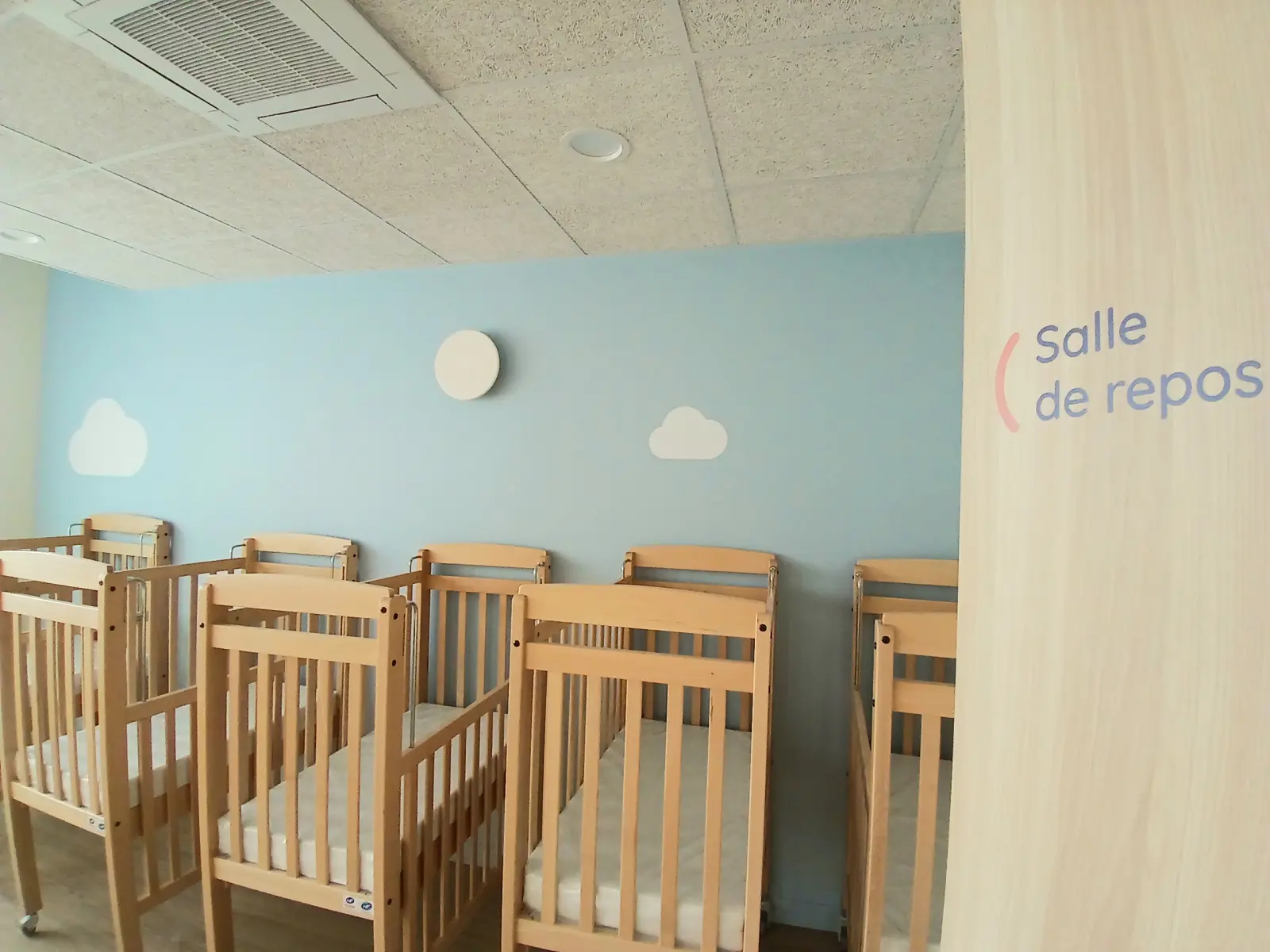 Salle de repos avec lits bas, crèche Babilou Annecy Leroux
