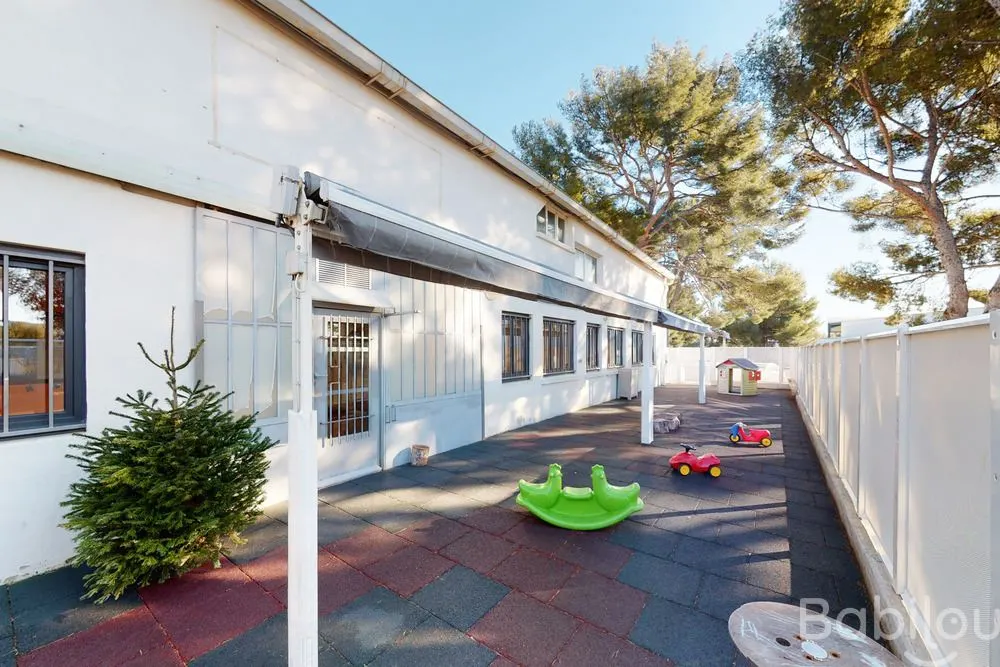 Terrasse de jeux extérieurs de la crèche Babilou La-Ciotat Athelia