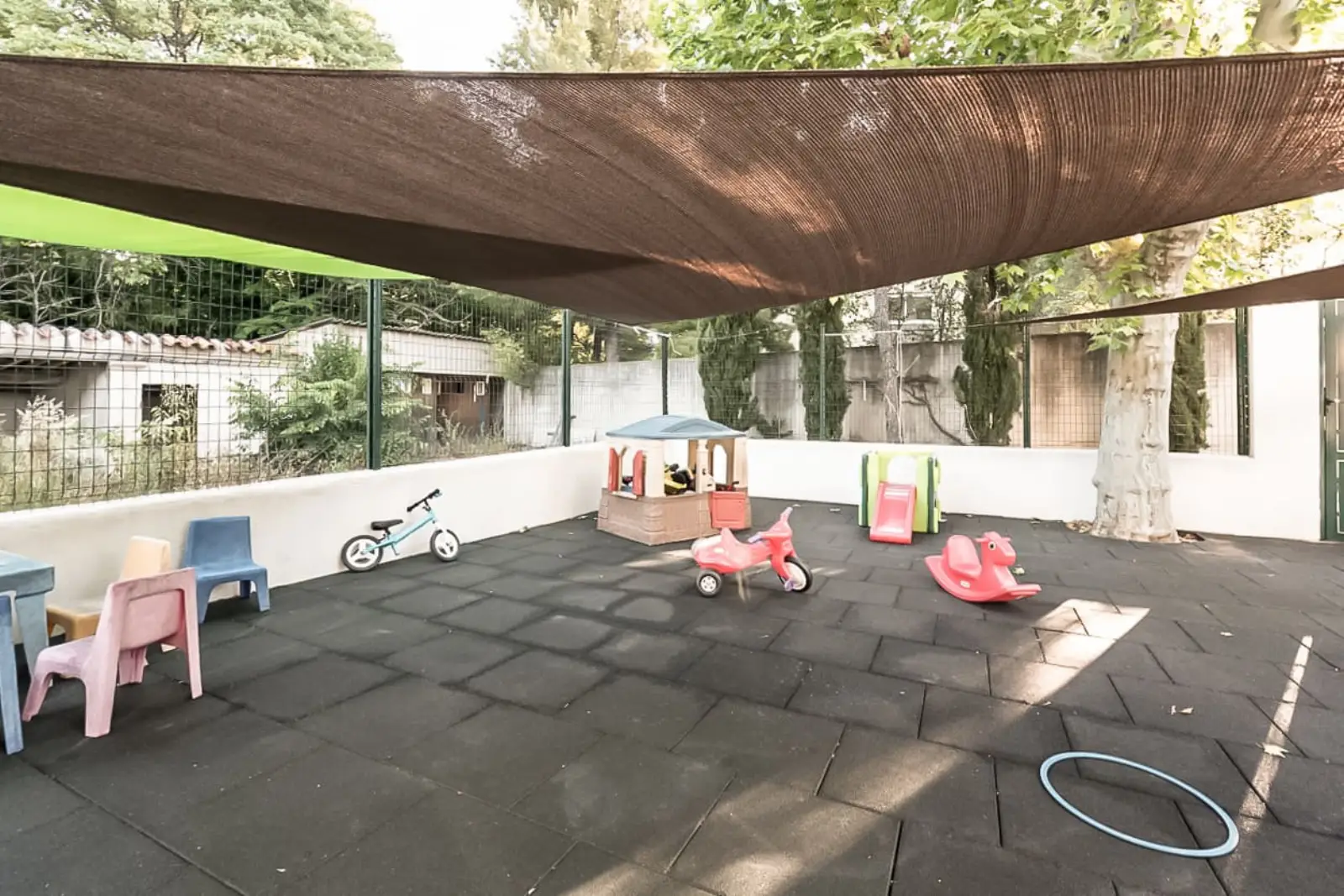 Cour extérieure ombragée de la crèche Babilou Marseille Paul Claudel
