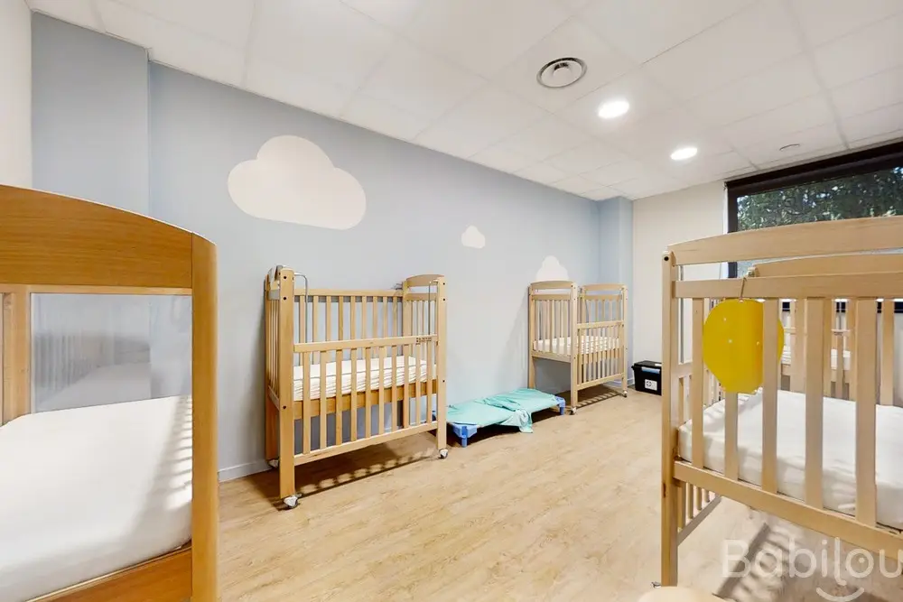 Dortoir des bébés de la crèche Babilou Aix-en-Provence La Duranne Cézanne