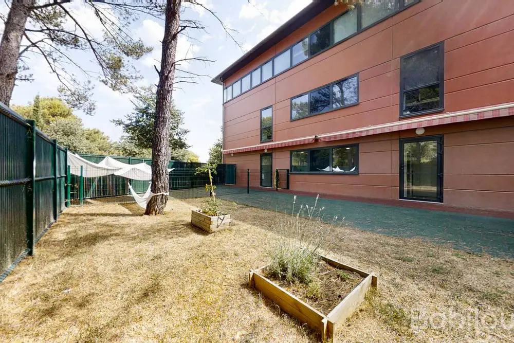 Un jardin de 152 m² et un potager au milieu des pins