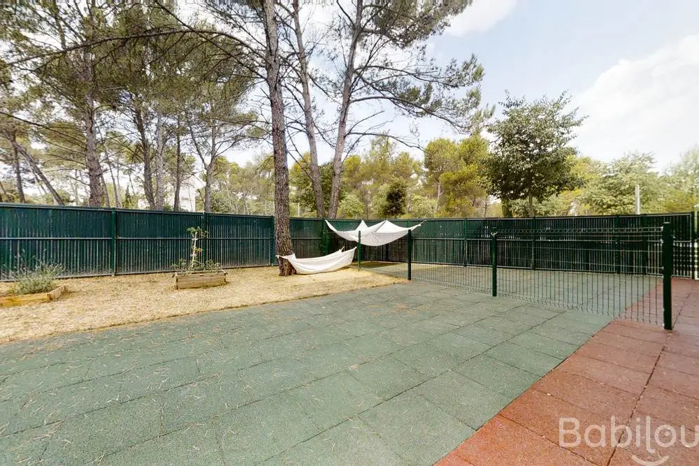 Jardin extérieur de la crèche Babilou Aix-en-Provence La Duranne Cézanne, au milieu des pins