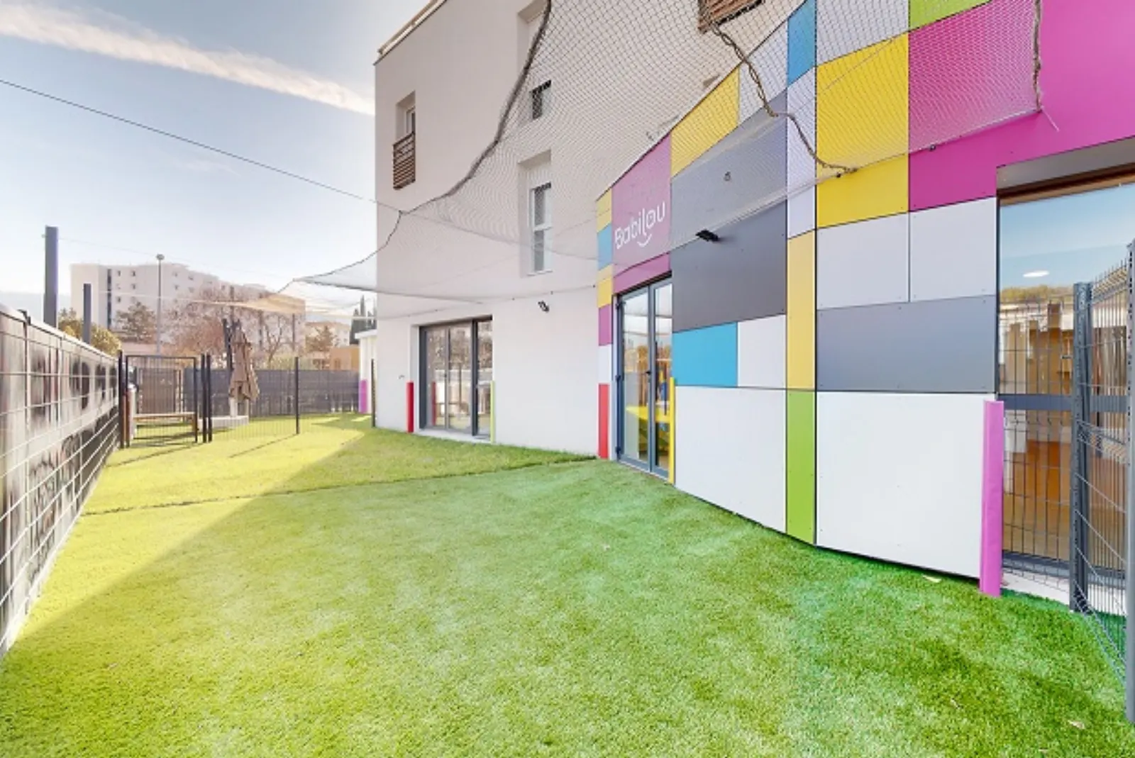 Façade et jardin de la crèche Babilou Aubagne Amitié