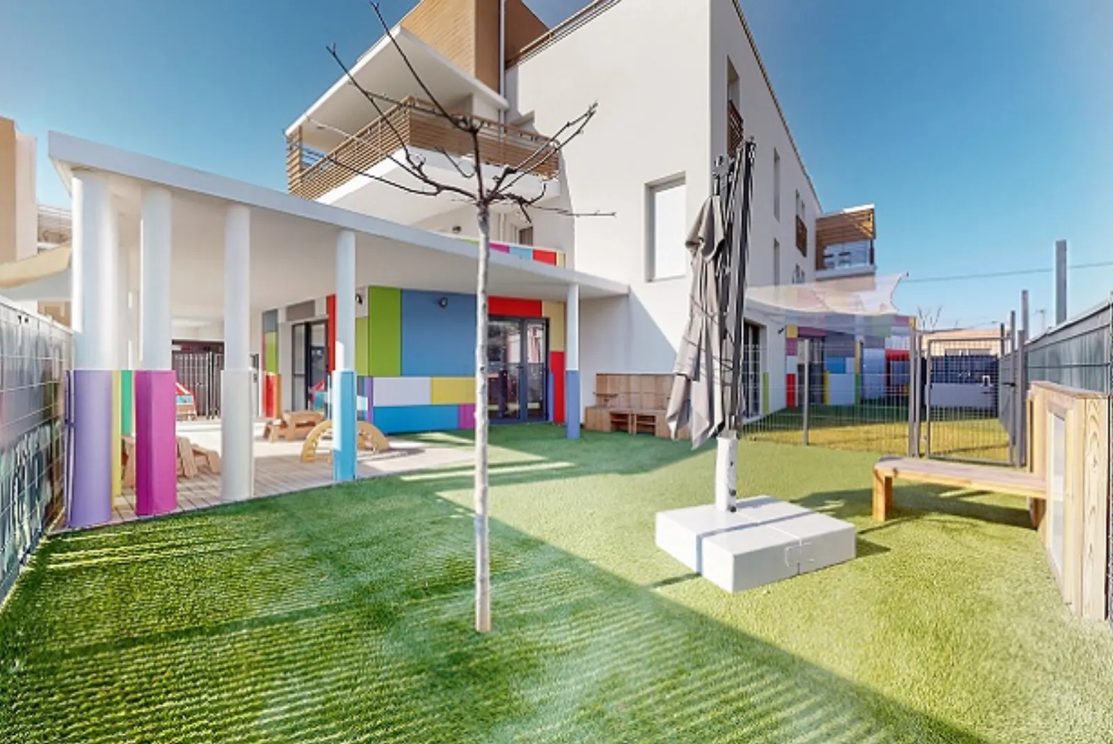 Jardin et terrasse de la crèche Babilou Aubagne Amitié