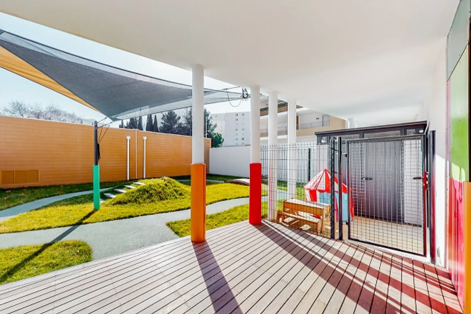 Terrasse couverte de la crèche Babilou Aubagne Amitié