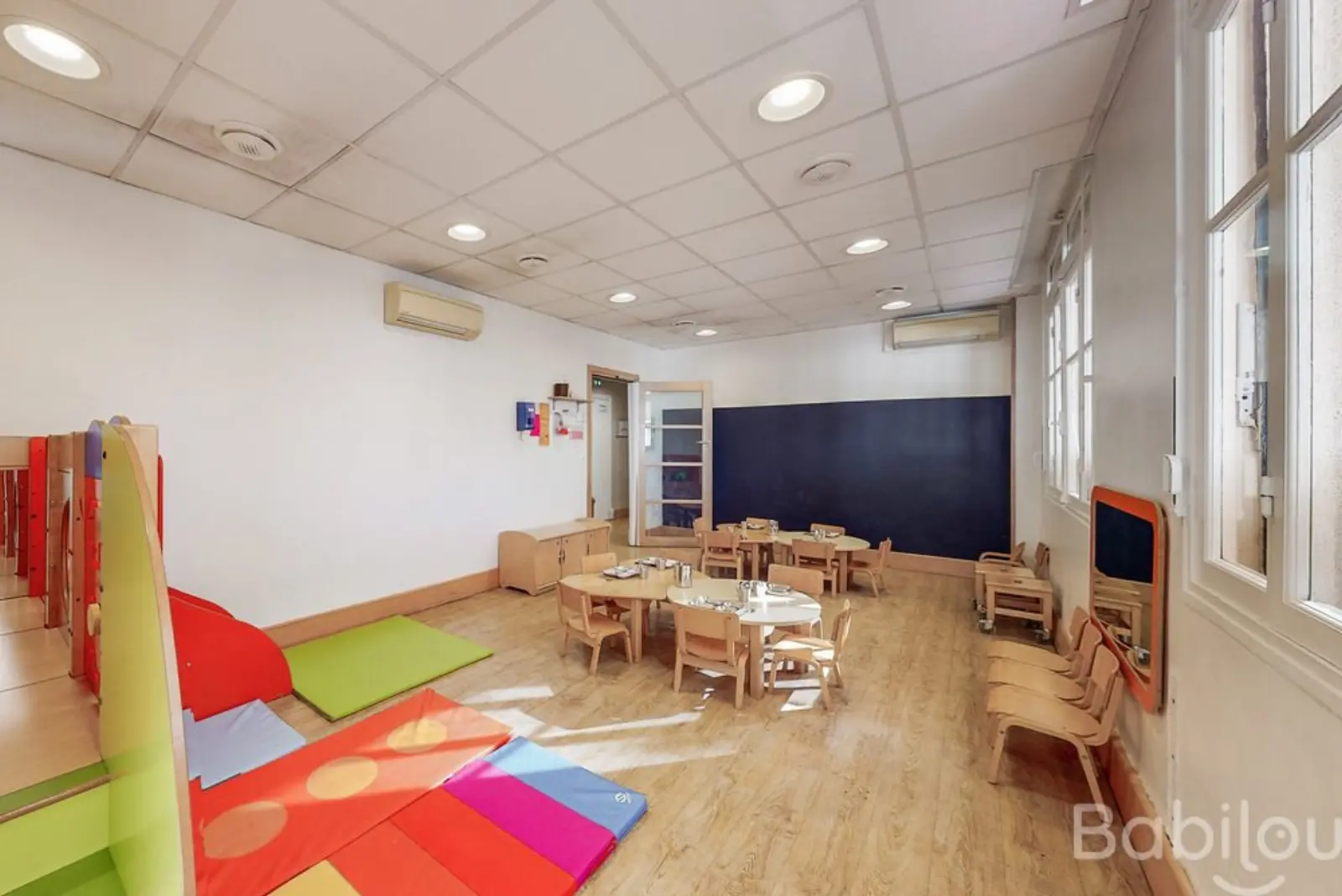 Salle de jeux colorée de la crèche Babilou Nice La Buffa