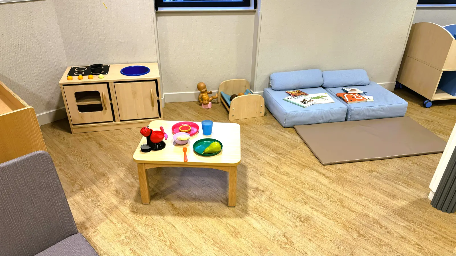 Coin dinette et espace de repos dans une salle de vie de la crèche Babilou Lyon Favre