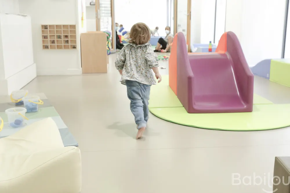 Espace de jeux avec toboggan à la crèche Babilou Lyon Poulaillerie