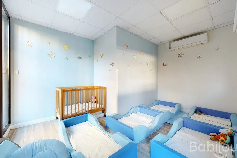 Dortoir avec petits lits à la crèche Babilou Lyon Petites Sœurs