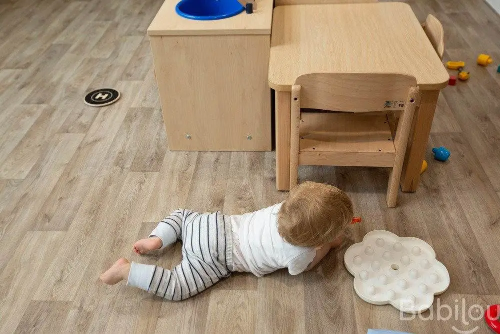 Bébé en pleine motricité libre à la micro-crèche Babilou Lyon Tronchet