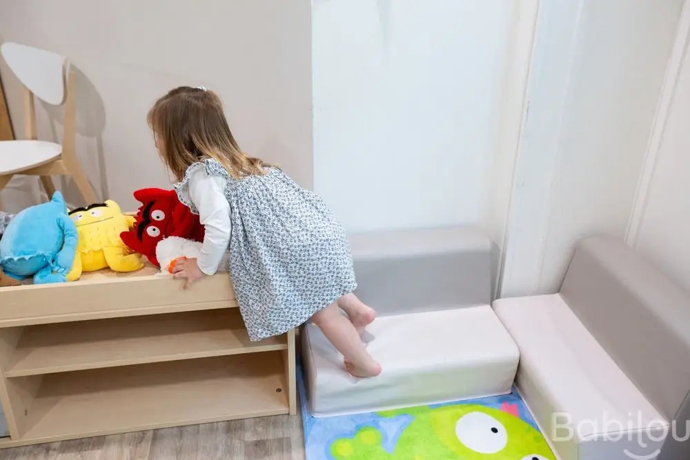Enfant grimpant en autonomie à la micro-crèche Babilou Lyon Tronchet
