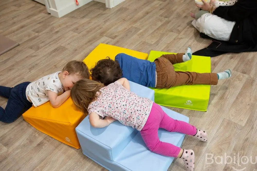 Enfants au repos sur des modules moelleux à la micro-crèche Babilou Lyon Tronchet