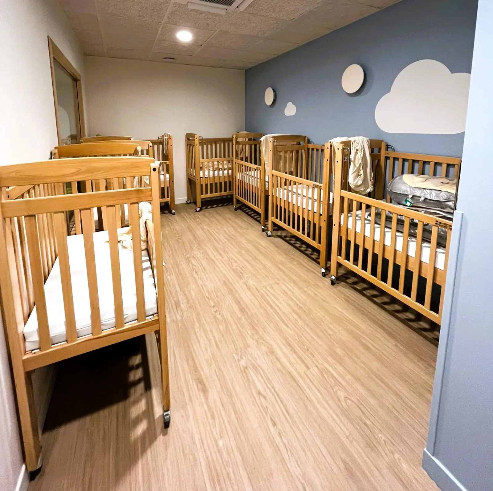 Chambre des lits à barreaux pour les bébés à la crèche Babilou Francheville Torey