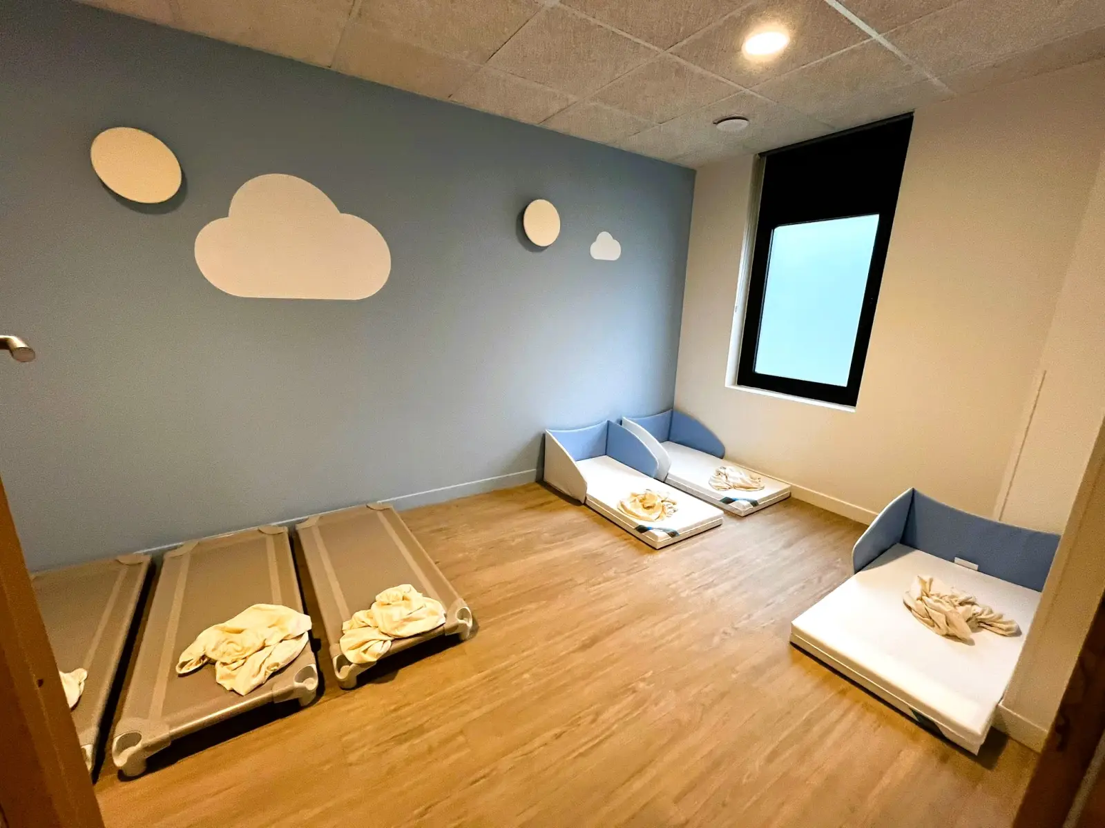 Dortoir aménagé à la crèche Babilou Francheville Torey