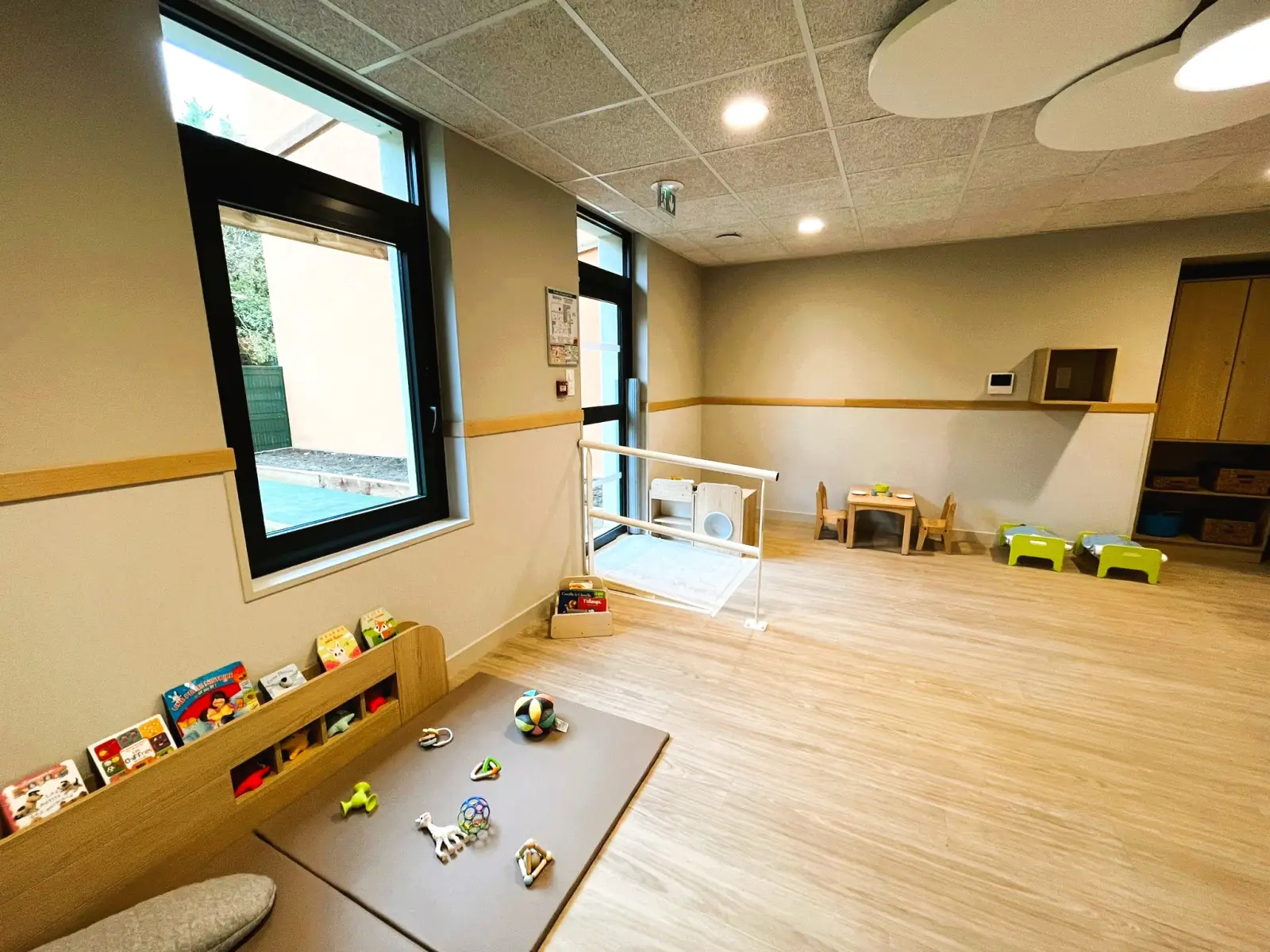 Coin lecture et jeux d'éveil à la crèche Babilou Francheville Torey