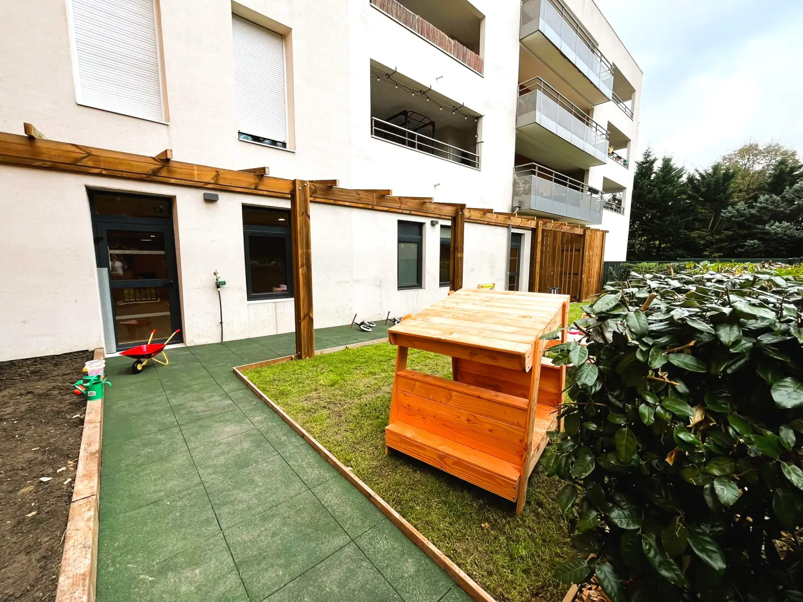 Jardin extérieur avec potager à la crèche Babilou Francheville Torey