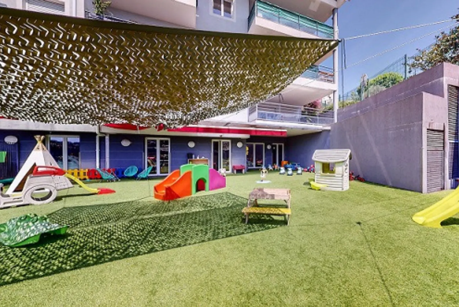 Espace extérieur couvert avec tipi et toboggan à la crèche Babilou Vallauris Souvenir Français