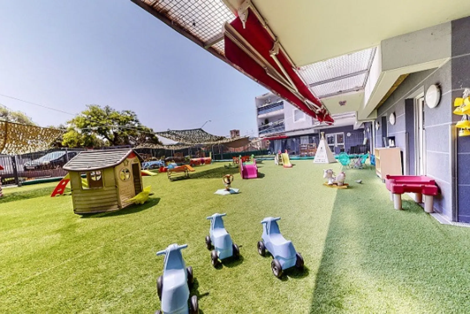 Jardin extérieur avec toboggan et maisonnette à la crèche Babilou Vallauris Souvenir Français