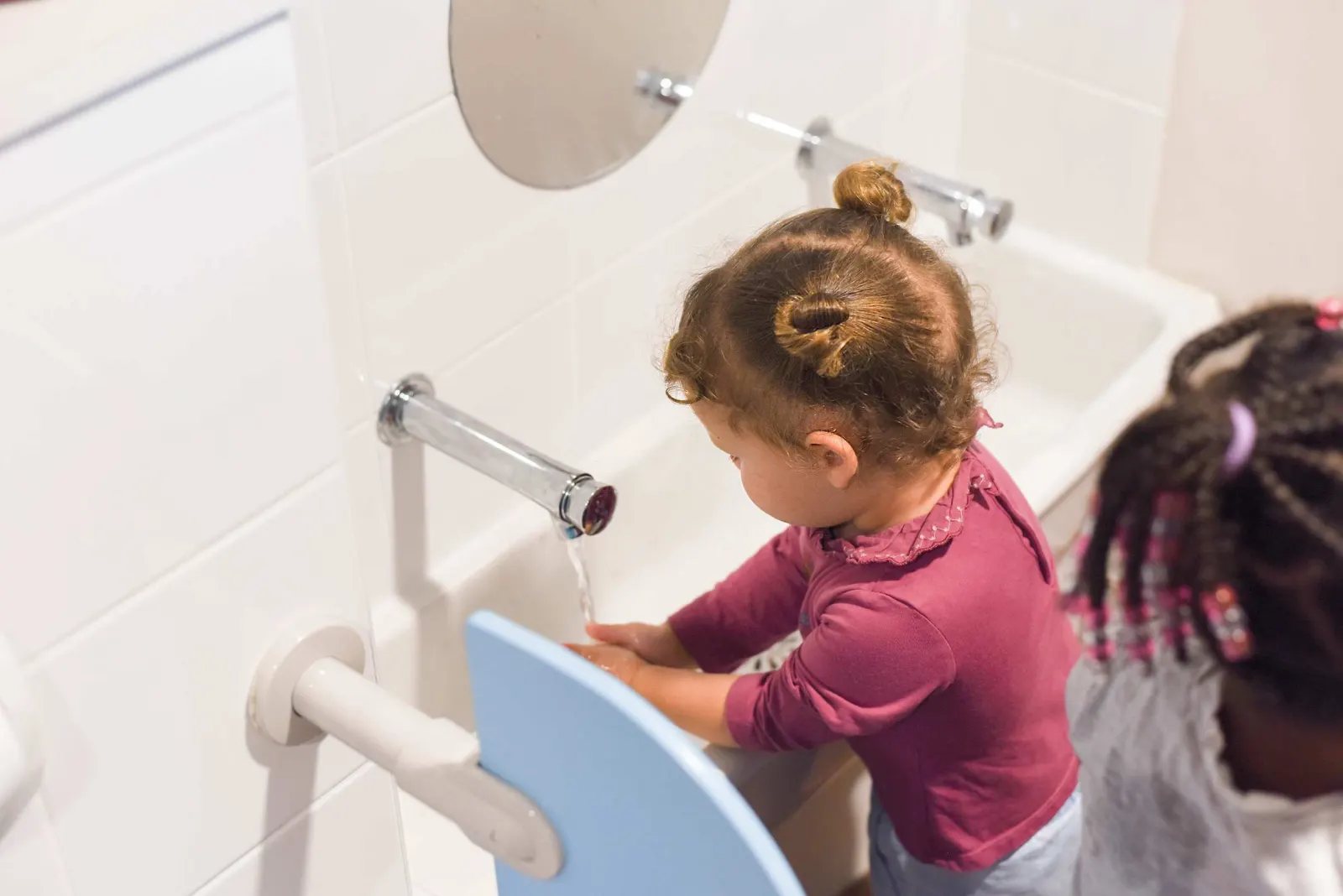 Moment de lavage des mains entre enfants à la crèche Babilou Vallauris Souvenir Français