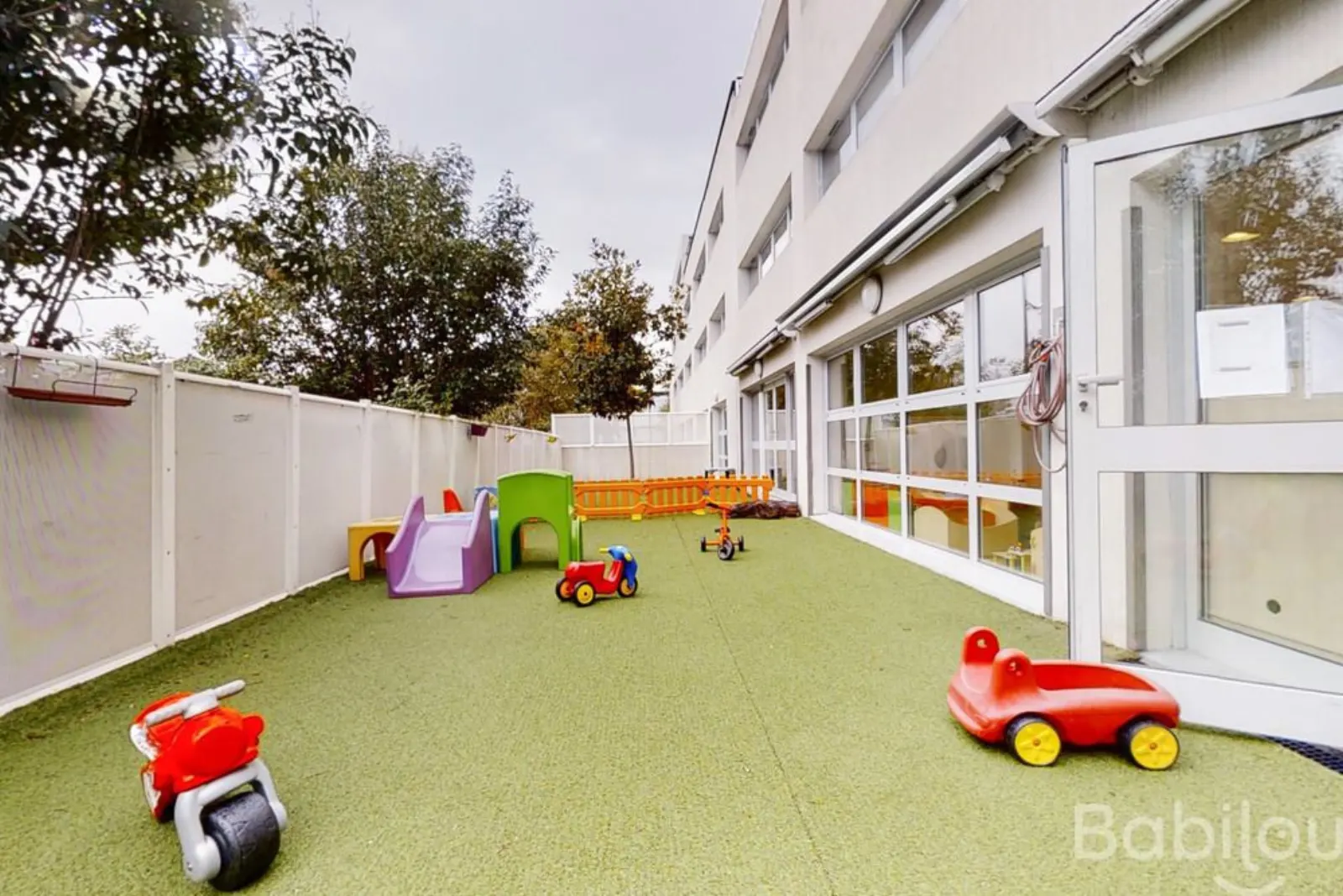 Espace extérieur sécurisé avec jeux à la crèche Babilou Cannes La Bocca Les Arlucs