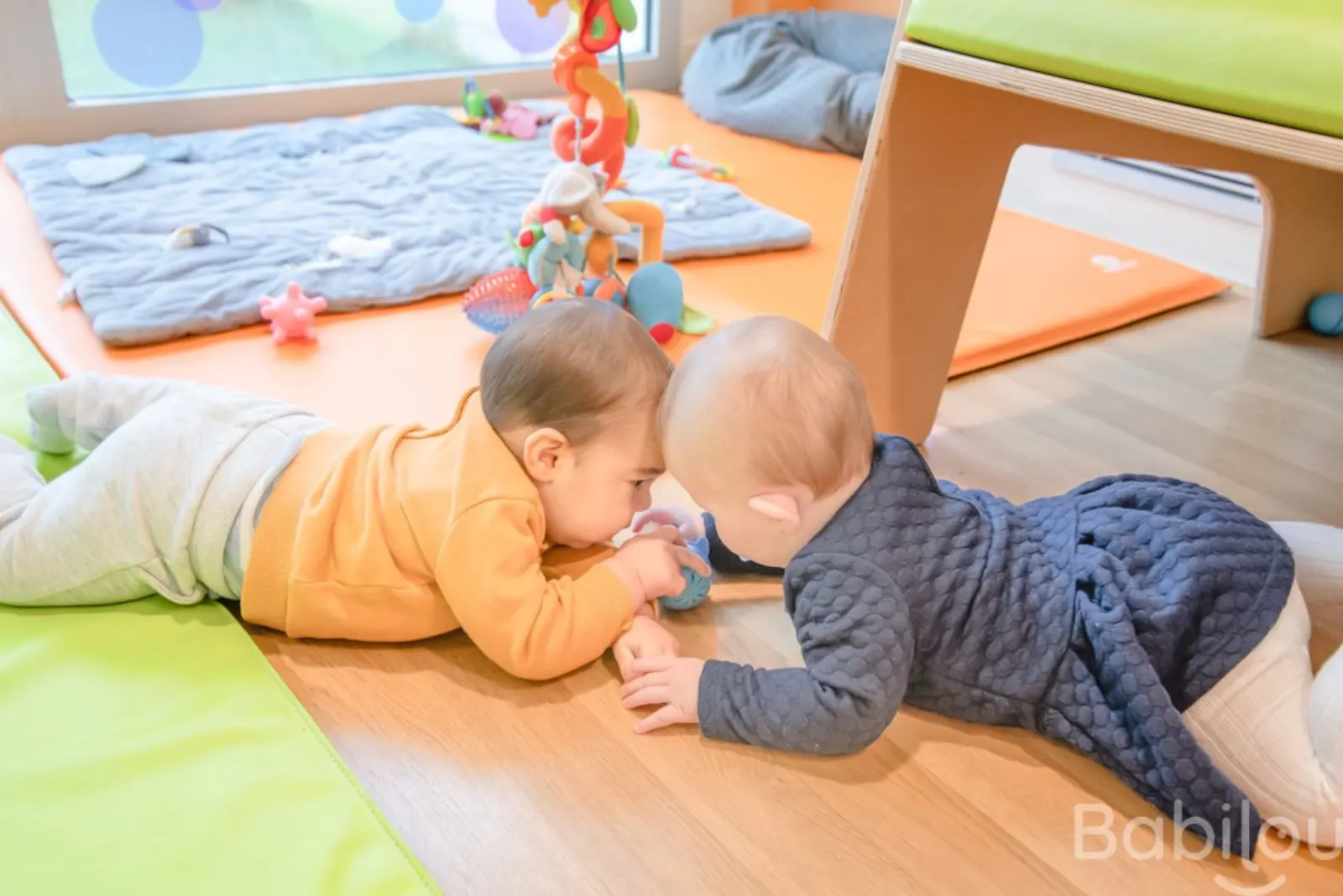 Coin motricité libre pour bébés à la crèche Babilou Cannes La Bocca Les Arlucs