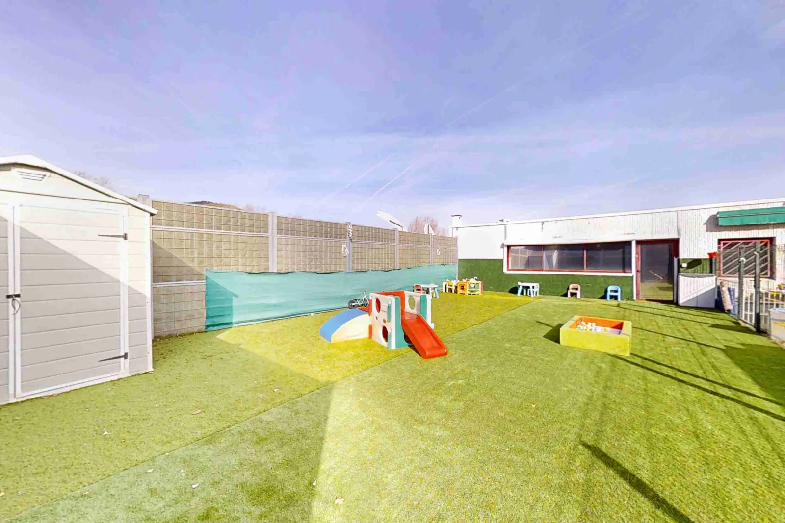 Jardin extérieur avec espace de jeux à la micro-crèche Babilou Mandelieu La Canardière
