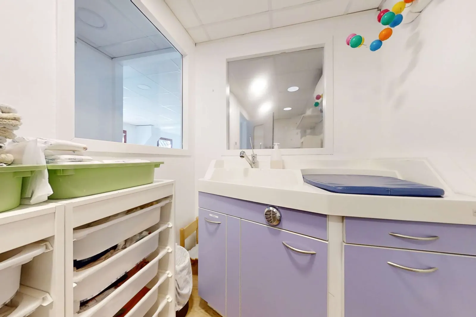 Salle de change à la micro-crèche Babilou Mandelieu La Canardière