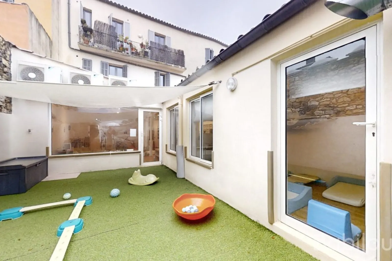 Jardin extérieur de la micro-crèche Babilou Antibes Guillabert