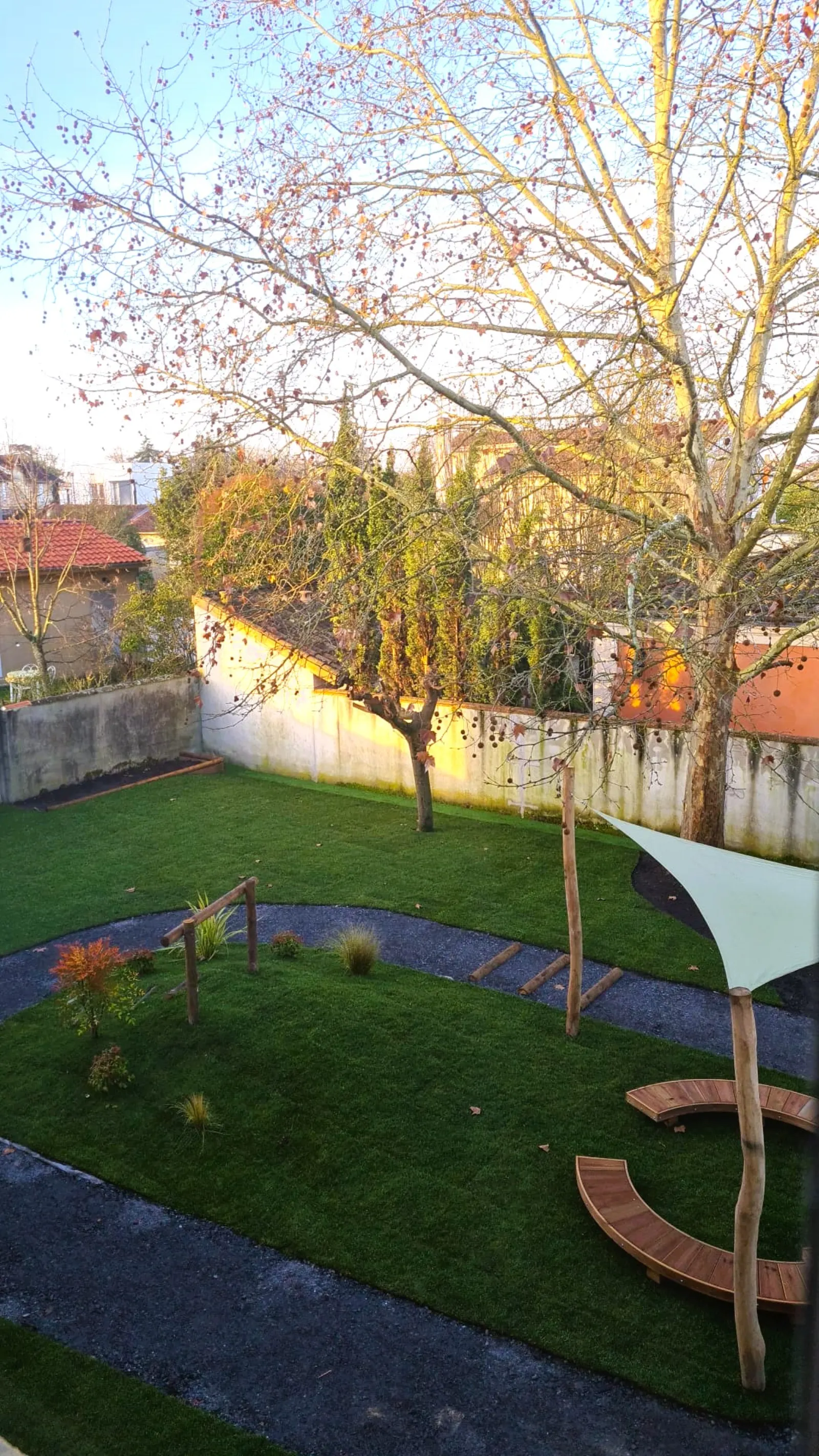 Jardin extérieur avec voile d'ombrage et potager de la crèche Babilou Bordeaux Fils