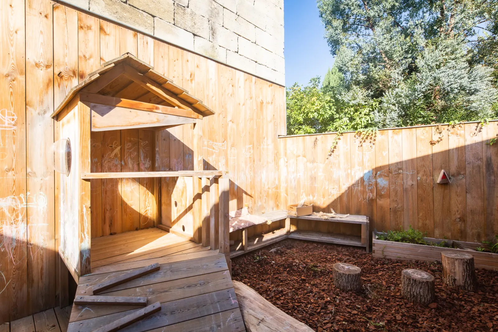 Cabane en bois dans le jardin extérieur de la micro-crèche Babilou Bordeaux Ornano